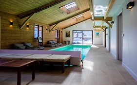 Grand chalet convivial avec sa piscine intérieure